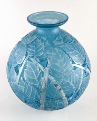 Vase &quot;Milan&quot; verre blanc patiné bleu électrique de René LALIQUE