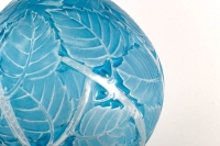 Vase &quot;Milan&quot; verre blanc patiné bleu électrique de René LALIQUE