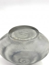 Flacon &quot;Amphitrite&quot; verre blanc patiné bleu-gris de René Lalique