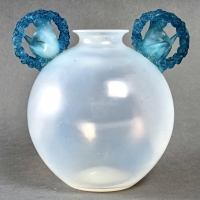 Vase « Ronsard » verre opalescent patiné bleu de René LALIQUE