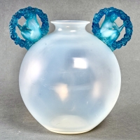 Vase « Ronsard » verre opalescent patiné bleu de René LALIQUE