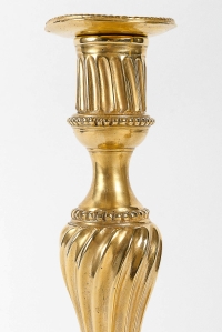 Époque Louis XV Paire de bougeoirs « Au Roi » à fûts torsadés en bronze ciselé et doré vers 1750