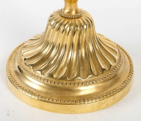 Époque Louis XV Paire de bougeoirs « Au Roi » à fûts torsadés en bronze ciselé et doré vers 1750