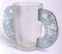 Vase &quot;Pétrarque&quot; verre blanc patiné bleu de René LALIQUE