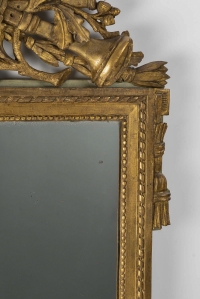 Important miroir à fronton ajouré en bois sculpté et doré d’attributs de musique époque Louis XVI