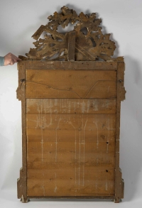 Important miroir à fronton ajouré en bois sculpté et doré d’attributs de musique époque Louis XVI