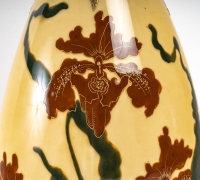 Vase à décor d&#039;Iris en porcelaine émaillée et rehaussée d&#039;or, travail viennois de la manufacture Ernst Wahliss, époque Art Nouveau
