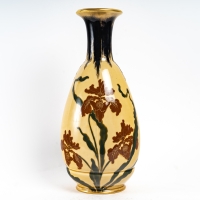 Vase à décor d&#039;Iris en porcelaine émaillée et rehaussée d&#039;or, travail viennois de la manufacture Ernst Wahliss, époque Art Nouveau