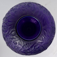 Vase &quot;Gui&quot; verre violet foncé patiné bleu de René LALIQUE