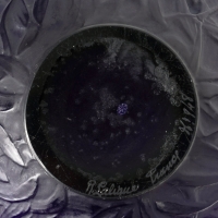 Vase &quot;Gui&quot; verre violet foncé patiné bleu de René LALIQUE