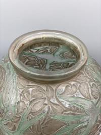 René LALIQUE : Vase « Martin Pêcheurs » Verre Blanc , Patine Sienne /Verte