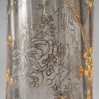Vase &quot;Chardons et Symphorines&quot; verre gris et opalescent émaillé d&#039;Emile Gallé