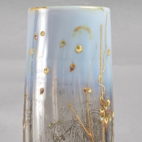 Vase &quot;Chardons et Symphorines&quot; verre gris et opalescent émaillé d&#039;Emile Gallé