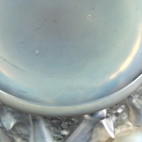 Vase &quot;Bacchantes&quot; verre opalescent patiné gris sur socle bronze d&#039;origine de René LALIQUE