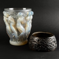 Vase &quot;Bacchantes&quot; verre opalescent patiné gris sur socle bronze d&#039;origine de René LALIQUE
