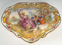 Boîte en porcelaine avec scène d&#039;élégant, XIXème siècle