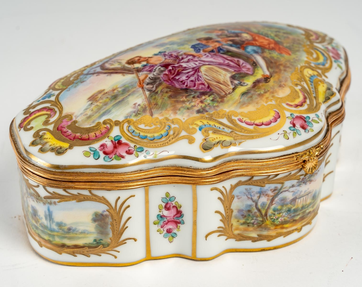 Boîte en porcelaine avec scène d&#039;élégant, XIXème siècle||||||||