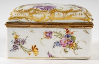 Boîte en porcelaine blanche décorée et or, Napoléon III
