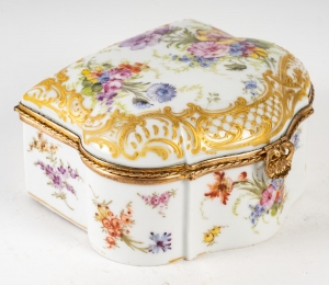 Boîte en porcelaine blanche décorée et or, Napoléon III|Boîte en porcelaine blanche décorée et or, Napoléon III|||||||||