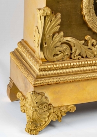 Pendule de restauration en bronze doré, XIXème siècle