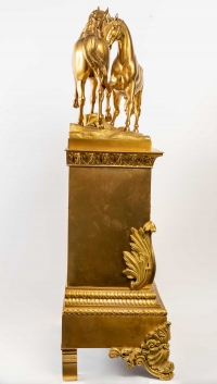Pendule de restauration en bronze doré, XIXème siècle