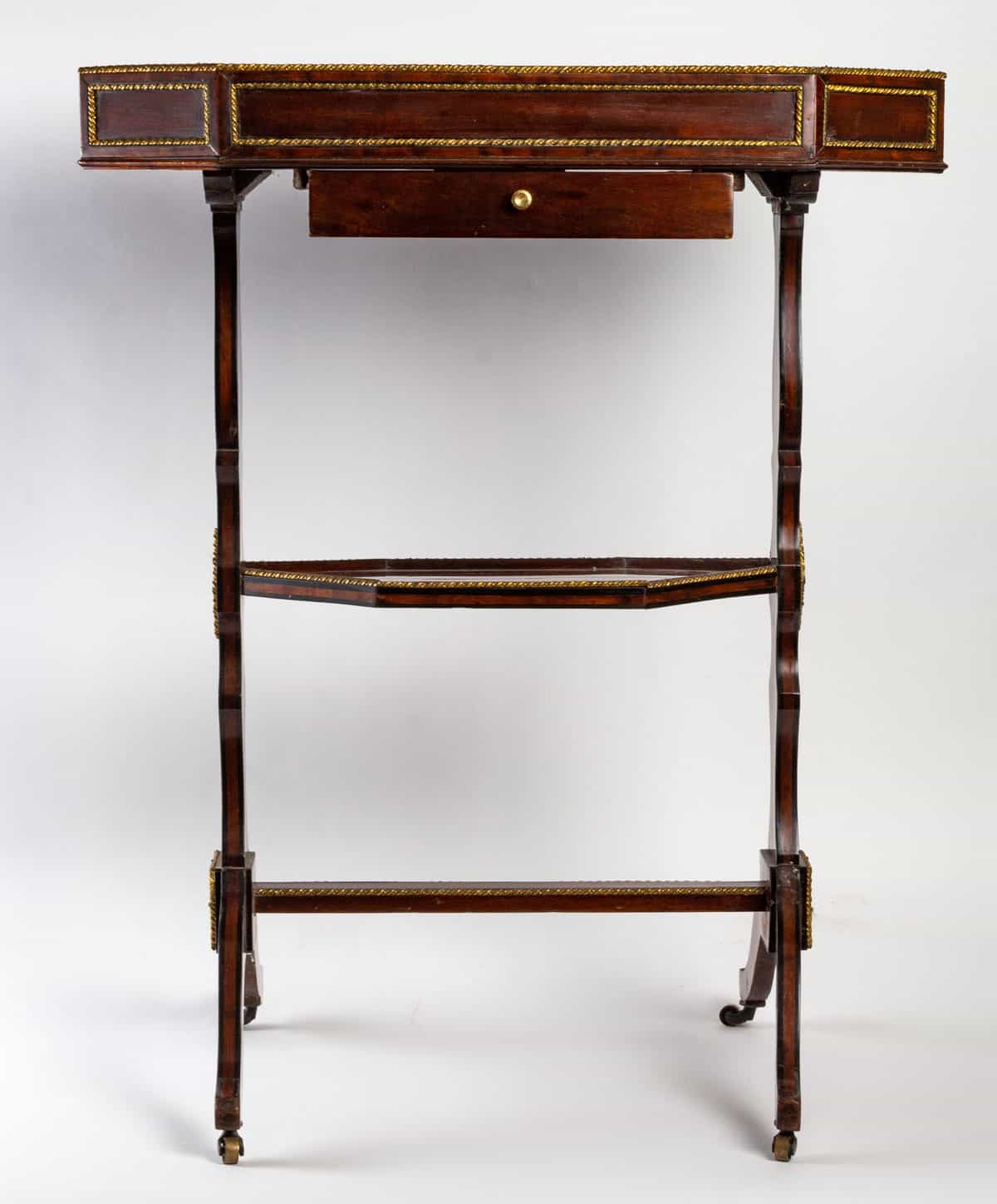 Une petite table Louis XVI, en acajou et filets d&#039;ébène. Estampillée J.L. COSSON|||||||