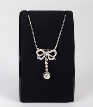 Pendentif en or gris stylisée d&#039;un noeud de ruban serti de diamants 1900|||||||