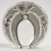 Cachet &quot;Vase de Fleurs&quot; verre blanc patiné gris de René LALIQUE