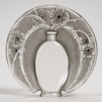 Cachet &quot;Vase de Fleurs&quot; verre blanc patiné gris de René LALIQUE