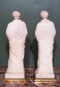 Paire de vestales en marbre. Circa 1810.