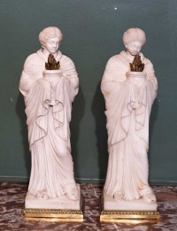 Paire de vestales en marbre. Circa 1810.