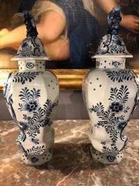 Paire de Vases Couverts en Faïence de Delft