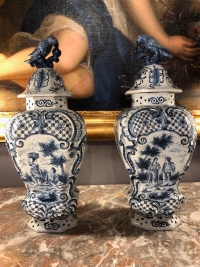 Paire de Vases Couverts en Faïence de Delft
