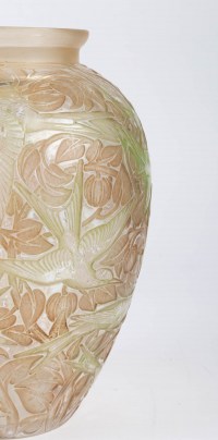 Vase « Martin Pêcheurs » verre blanc patiné sepia et vert de René LALIQUE