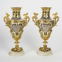 Paire de vases en émail cloisonné et bronze, sur pied d&#039;onyx, dans le goût de Giroux, XIXe siècle