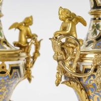 Paire de vases en émail cloisonné et bronze, sur pied d&#039;onyx, dans le goût de Giroux, XIXe siècle