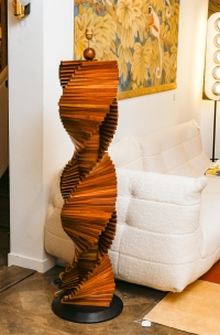 Pied de lampe en bois, sculptural. Années 1970