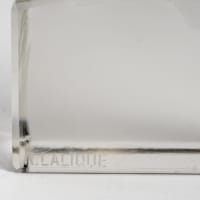 Presse-Papiers &quot;Moineau Sur Socle Ailes Croisées&quot; verre blanc patiné gris de René LALIQUE