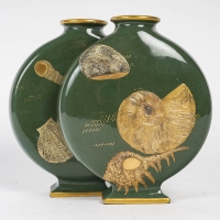 Vase trompe l&#039;oeil en porcelaine, travail anglais signé de la manufacture Worcester, fin du XIXe siècle, circa 1870-1880
