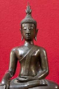 Bouddha en bronze patine brune position &quot;Prise de la terre à témoin&quot; 18e siècle