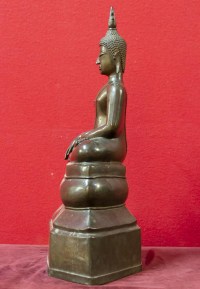 Bouddha en bronze patine brune position &quot;Prise de la terre à témoin&quot; 18e siècle