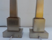 1950/70 Paire de Lampes Aux Obélisques en Laiton et Bronze Argentées et Dorées Signées Charles