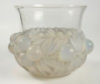 René Lalique Paire de Vases &quot;Prunes &quot; Opalescent