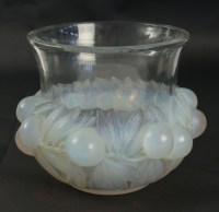 René Lalique Paire de Vases &quot;Prunes &quot; Opalescent