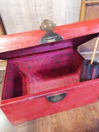 Malle ancienne chinoise en cuir laqué rouge