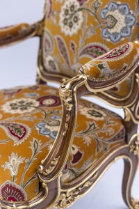 Paire de fauteuils à châssis style Louis XV, noyer rehauts or, vers 1950