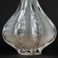 Lalique France, Vase Modèle &quot;Claude&quot; de Marie-Claude Lalique