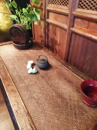 Table basse en orme et paille de riz