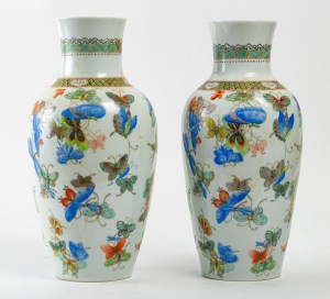 Paire de vases en porcelaine à décors de papillon, chênes|||||||