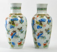 Paire de vases en porcelaine à décors de papillon, chênes